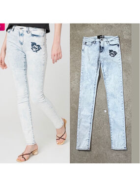 Love Moschino Skinny Jeans Women’s Size 27 Light Blue Navy Embroidered Heart